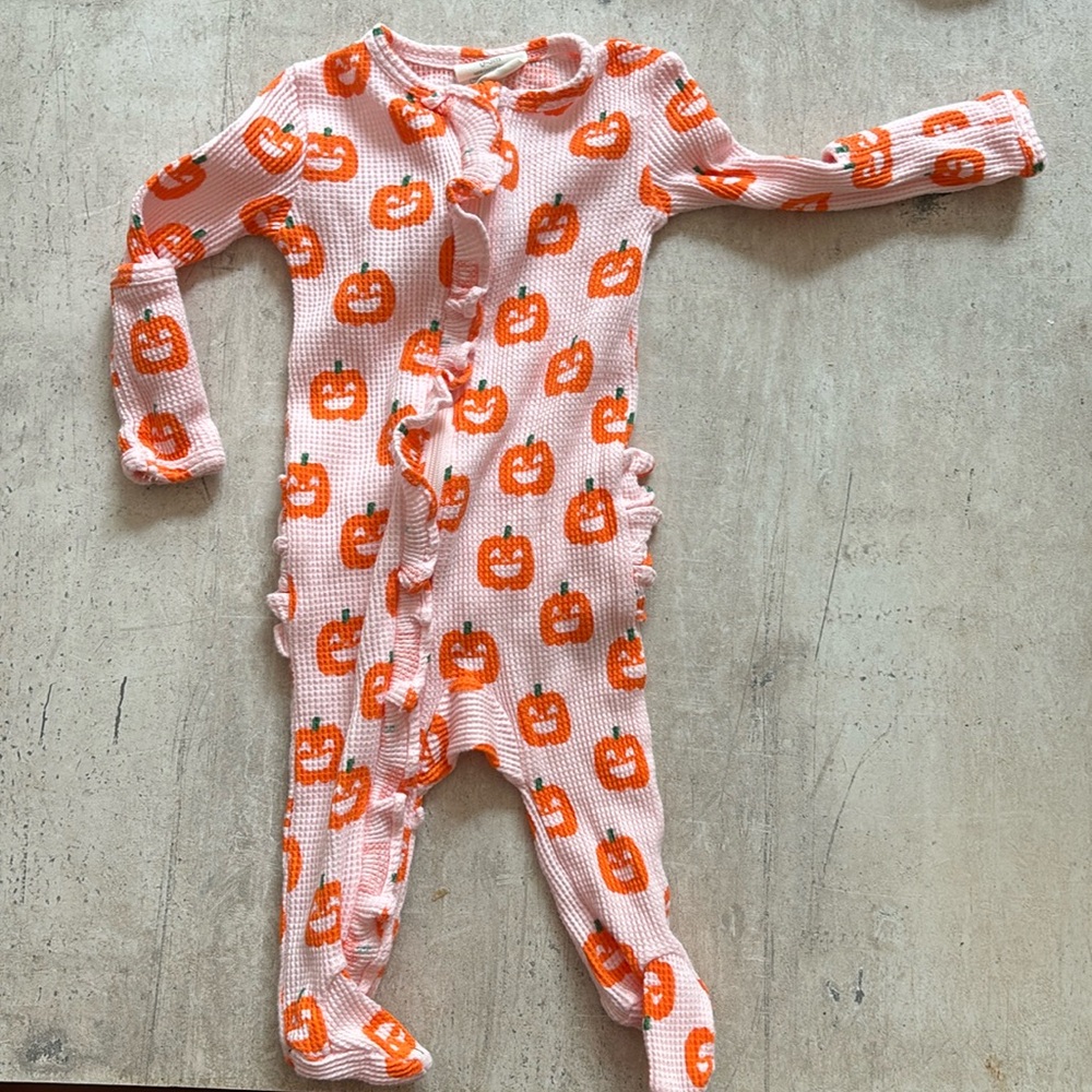 Spearmint love pumpkin footsie